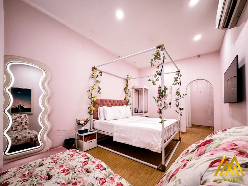 Room 301 Lolita: Nàng thơ trong khu vườn cổ tích