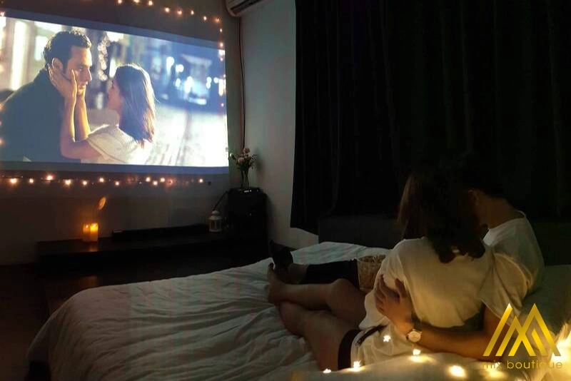 "Netflix & Chill" tại khách sạn tình yêu