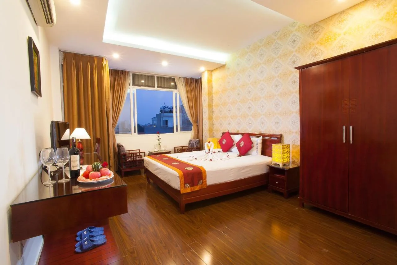 review khách sạn Luxury Hotel