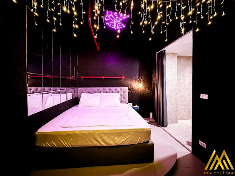 Giường King-size êm ái và bộ chăn ga cao cấp