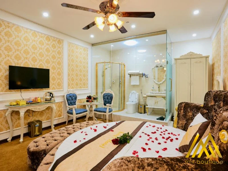 phòng khách sạn cổ điển lãng mạn cho cặp đôi