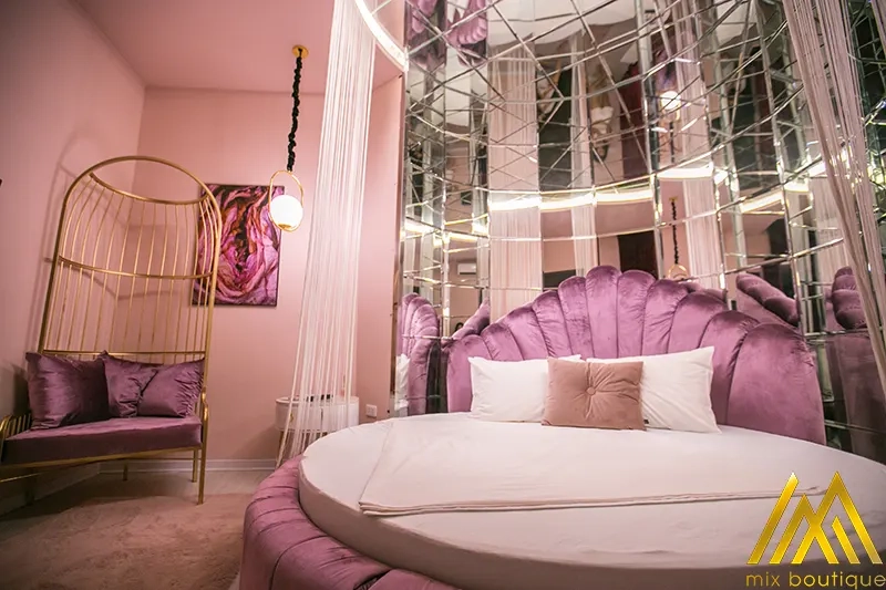 Ý tưởng hẹn hò mới lạ tại khách sạn - Thử thách cảm giác mạnh với gương áp trần