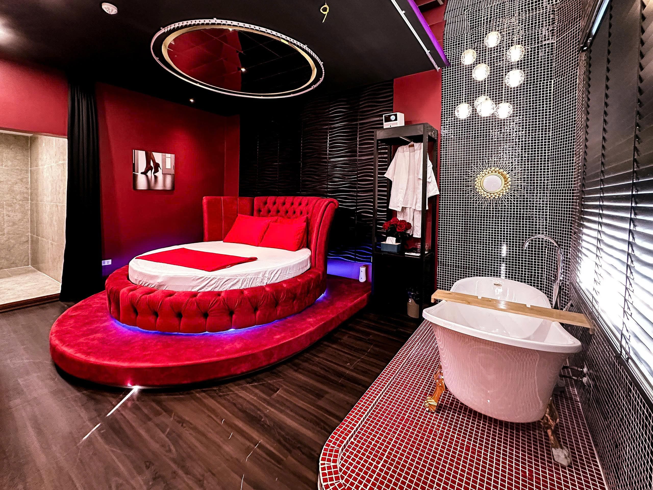 Đồ cosplay miễn phí khi đặt phòng Mix Hotel
