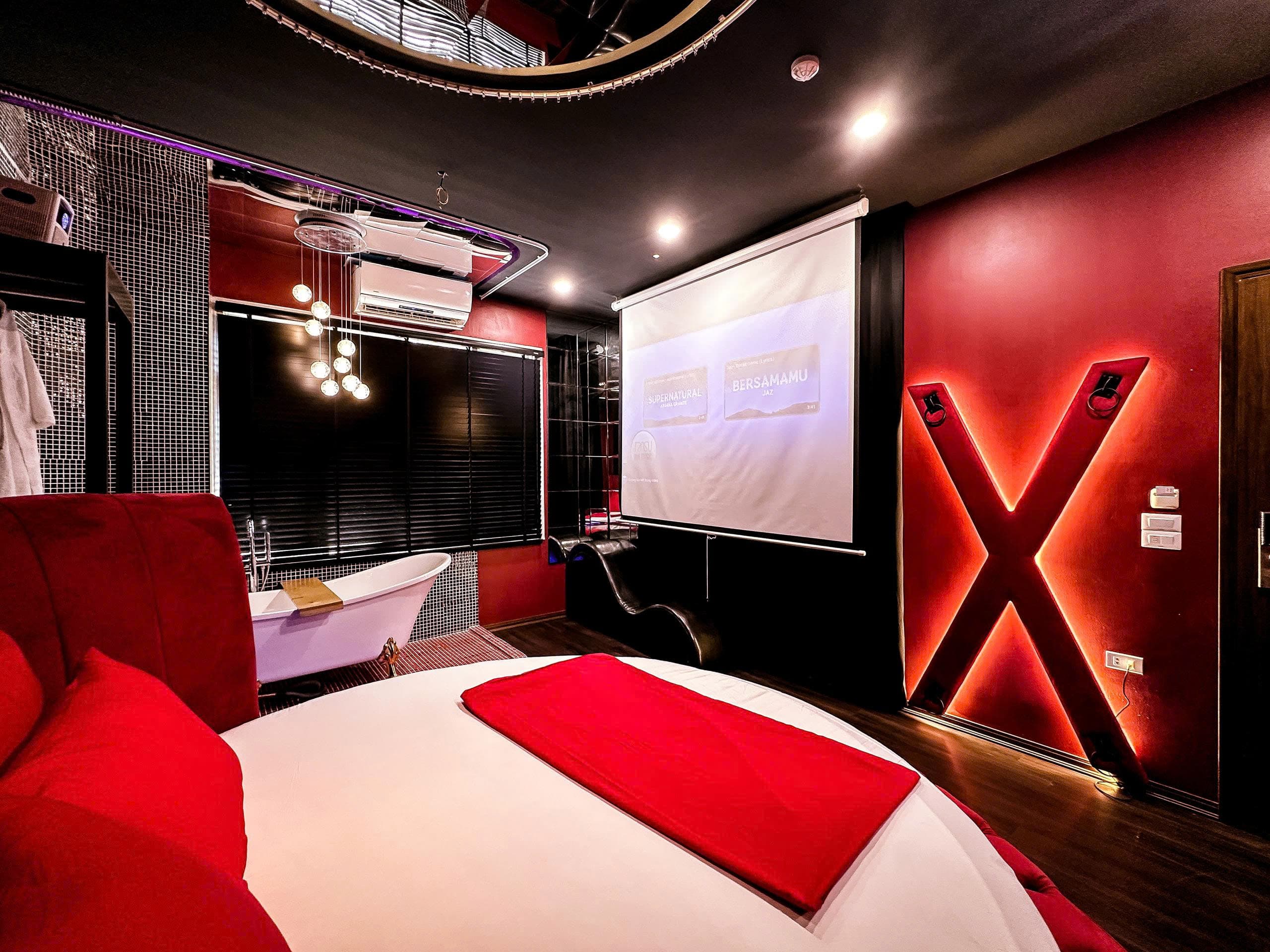 Đồ BDSM miễn phí khi đặt phòng Mix Hotel
